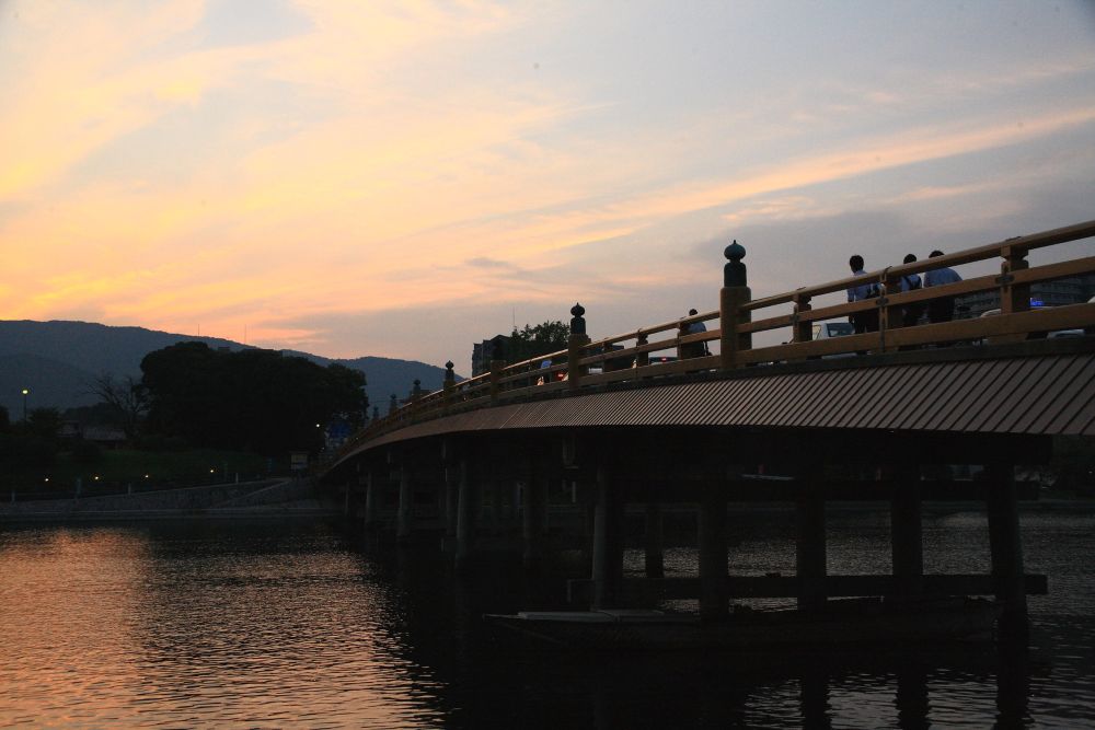 夕陽 瀬田石山の清流