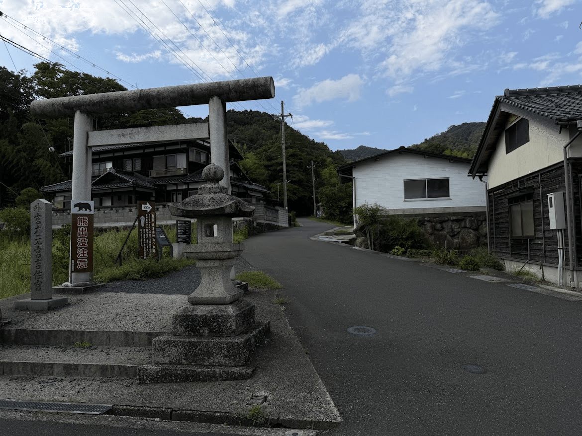 The slope up to Manai Shrine