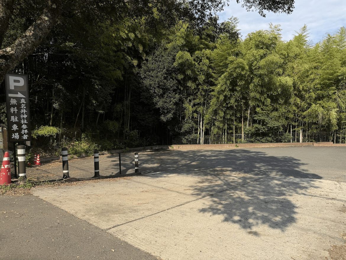 Parking area near Manai Shrine